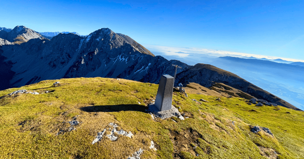 Uitzicht vanaf de top van de Belščica-bergkam, met een dramatische afgrond aan de noordkant die de grens met Oostenrijk markeert